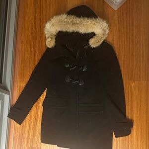 Elegant Black Puffer Jacket with Tan Fur Trim